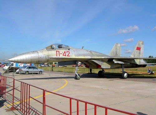 Một trong những mẫu thử nghiệm đặc biệt của Su-27 là P-42. Đây là mẫu máy bay được sử dụng để thực hiện các kỷ lục hàng không. Để giảm trọng lượng của máy bay tối đa, người ta không sơn lên máy bay bất kỳ lớp sơn nào trừ phần số hiệu phần đầu và quốc kỳ Liên Xô ở cánh đuôi máy bay. Từ năm 1986 đến năm 1988, máy bay tiêm kích Su-27 số hiệu P42 đã thiết lập hơn 30 kỷ lục thế giới. Máy bay có thể đạt tới độ cao 3.000 m sau 25,4 giây, nhanh hơn 2 giây so với kỷ lục thế giới trước đó thuộc về máy bay F-15. Sau đó, máy bay còn tiếp tục đạt độ cao 15 km chỉ trong 1 phút 16 giây, nhanh hơn 7 giây so với kỷ lục của máy bay Mỹ.